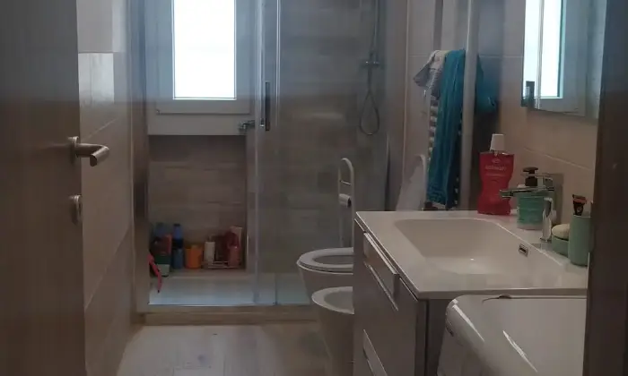 Rexer-Milano-Posto-letto-in-doppia-a-giovane-ragazza-Bagno