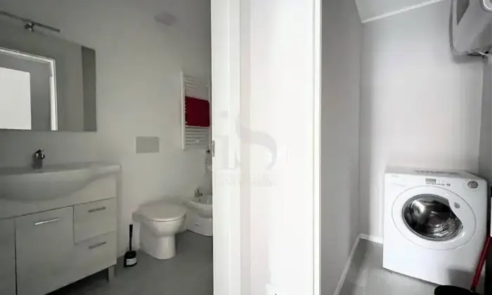 Rexer-Milano-Elegante-openspace-zona-servitissima-Bagno