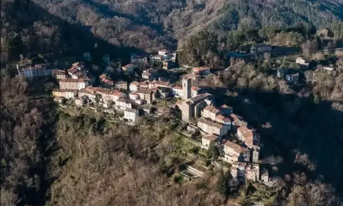 Rexer-Bagni-di-Lucca-Casa-Rustica-in-localit-di-origine-medioevale-sulle-colline-lucchesi-Altro