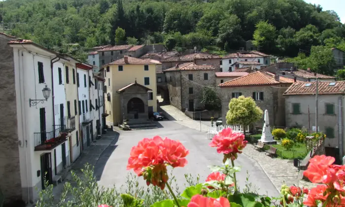 Rexer-Bagni-di-Lucca-Casa-Rustica-in-localit-di-origine-medioevale-sulle-colline-lucchesi-Altro