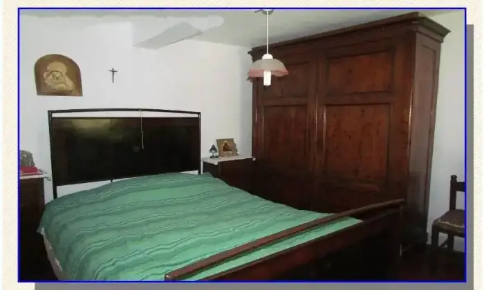 Rexer-Bagni-di-Lucca-Casa-Rustica-in-localit-di-origine-medioevale-sulle-colline-lucchesi-CameraDaLetto