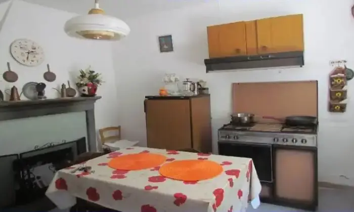Rexer-Bagni-di-Lucca-Casa-Rustica-in-localit-di-origine-medioevale-sulle-colline-lucchesi-CameraDaLetto