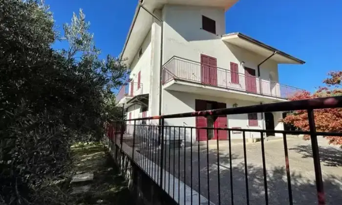 Rexer-San-Mango-sul-Calore-Villa-piani-mq-con-garagecantinauliveto-Giardino