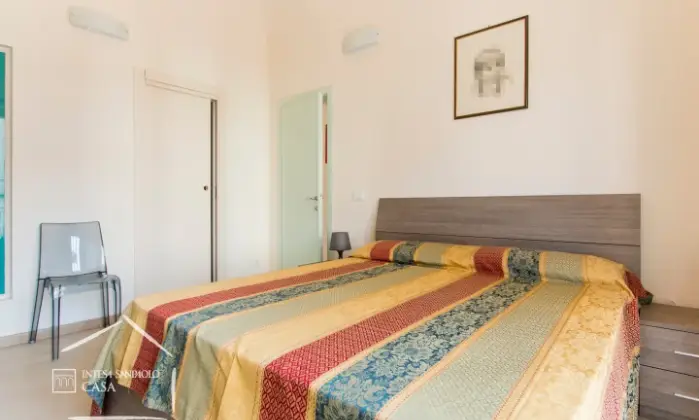 Rexer-VIAREGGIO-Palazzina-cielo-terra-composta-da-tre-unit-immobiliari-CameraDaLetto