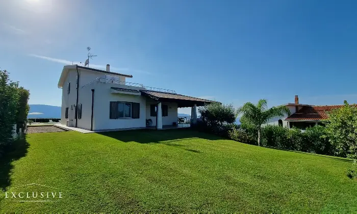 Rexer-Furnari-Villa-con-piscina-Giardino