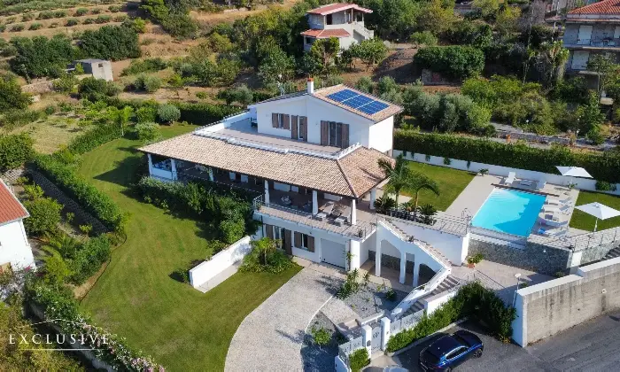 Rexer-Furnari-Villa-con-piscina-Giardino