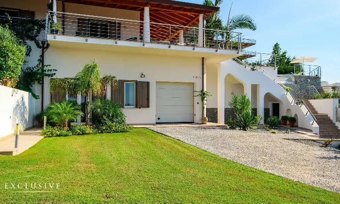 Rexer-Furnari-Villa-con-piscina-Giardino