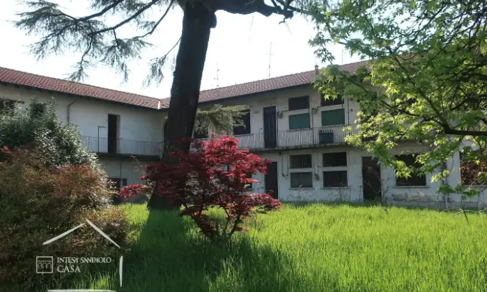 Rexer-CERRO-MAGGIORE-Cascina-composta-da-abitazioni-negozi-magazzini-e-box-auto-Giardino