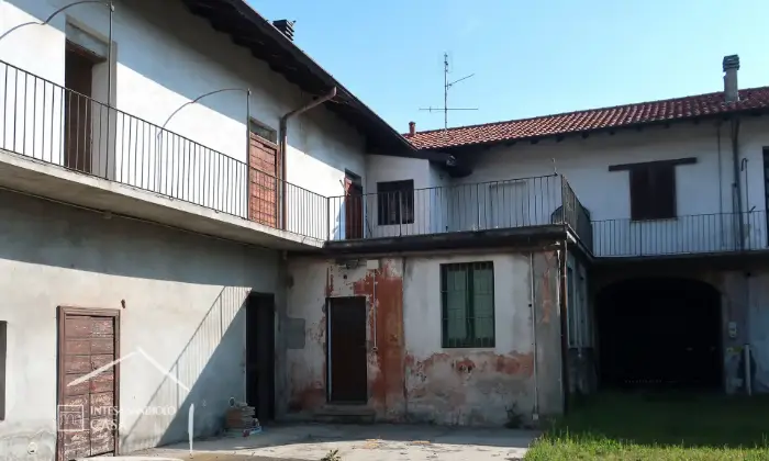 Rexer-CERRO-MAGGIORE-Cascina-composta-da-abitazioni-negozi-magazzini-e-box-auto-Giardino