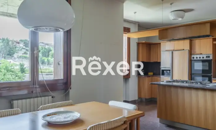 Rexer-DESENZANO-DEL-GARDA-Plurilocale-vista-lago-Cucina