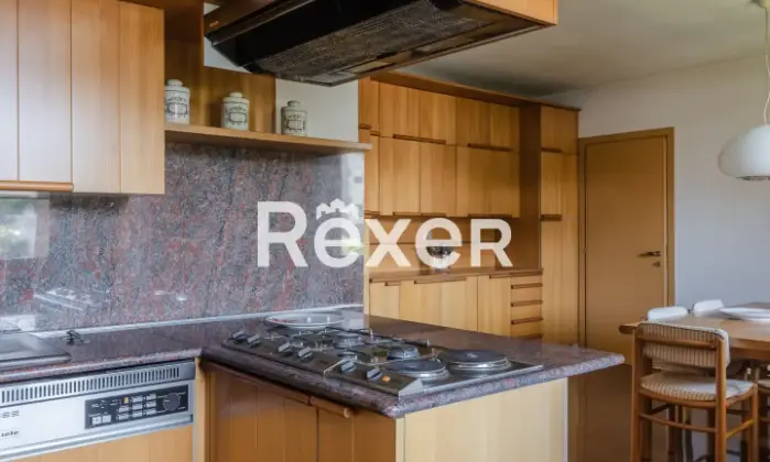 Rexer-DESENZANO-DEL-GARDA-Plurilocale-vista-lago-Cucina