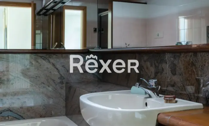 Rexer-DESENZANO-DEL-GARDA-Plurilocale-vista-lago-Bagno