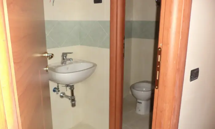 Rexer-Mugnano-di-Napoli-Offro-in-fitto-luminosissimo-locale-commerciale-Bagno