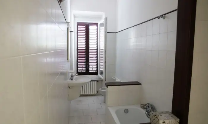 Rexer-Cecina-Prestigioso-appartamento-per-ufficiostudio-in-centro-a-Cecina-LI-Bagno
