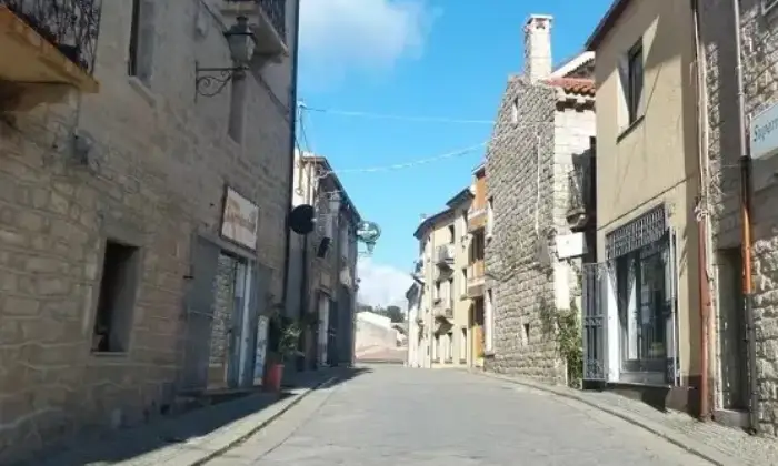 Rexer-Aggius-Locale-commerciale-in-centro-ad-Aggius-Terrazzo