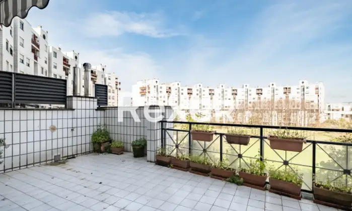Rexer-ROMA-Via-Renato-Cesarini-Appartamento-mq-con-due-posti-auto-Terrazzo