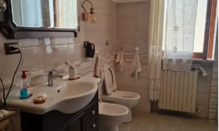 Rexer-Poggio-Bustone-Appartamento-in-vendita-in-via-della-Casetta-a-Poggio-Bustone-Bagno
