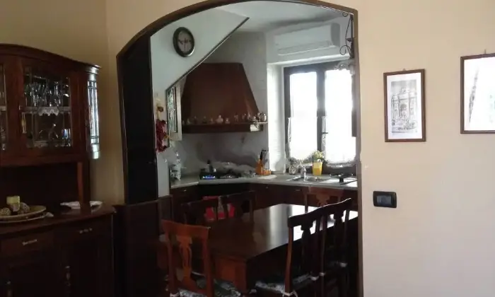 Rexer-Alice-Castello-Casa-indipendente-con-giardino-fronteretro-Cucina
