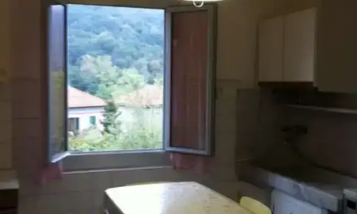 Rexer-Montoggio-Appartamento-in-contesto-bi-familiare-al-primo-piano-con-solaio-Cucina