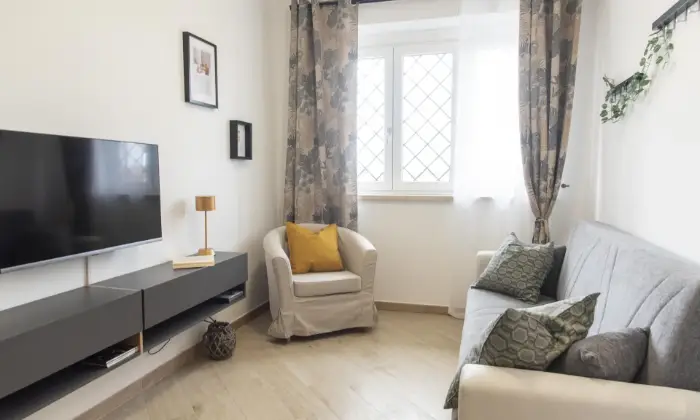Rexer-Ciampino-BILOCALE-CON-ELEGANTE-ZONA-LIVING-Salone