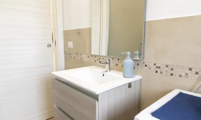 Rexer-Ciampino-BILOCALE-CON-ELEGANTE-ZONA-LIVING-Bagno