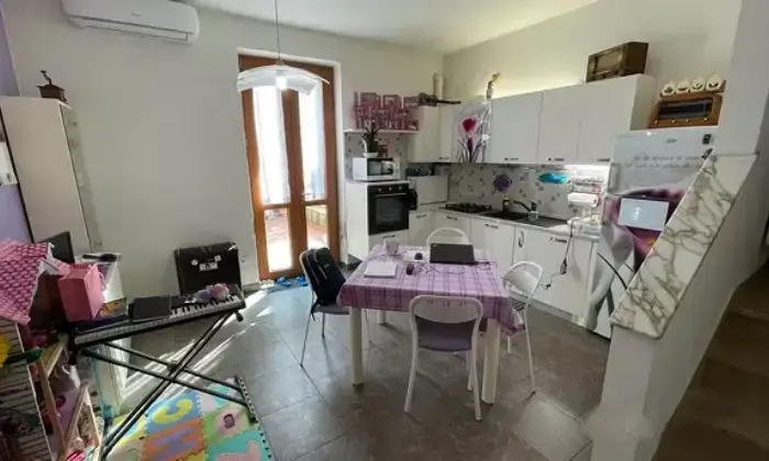 Rexer-Scandicci-TERRATETTO-centro-Scandicci-vani-con-giardino-Cucina
