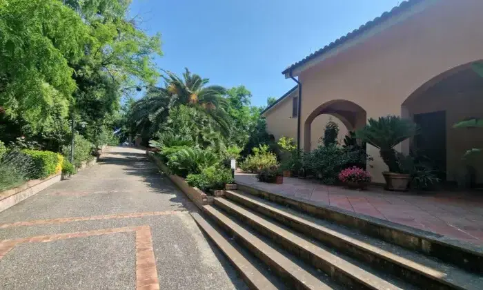 Rexer-Vasto-VILLA-VISTA-MARE-CON-GIARDINO-Giardino