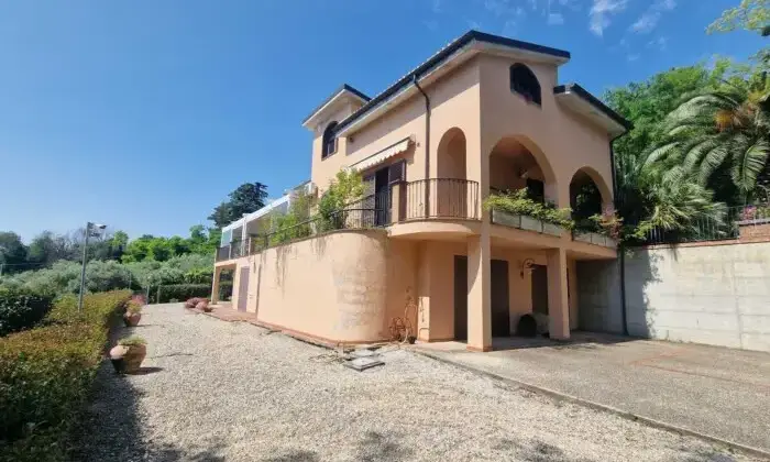 Rexer-Vasto-VILLA-VISTA-MARE-CON-GIARDINO-Giardino