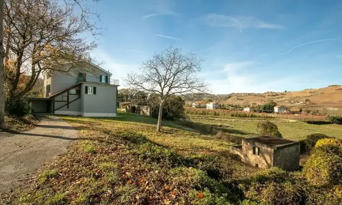 Rexer-Montalto-delle-Marche-Villetta-in-campagna-Giardino