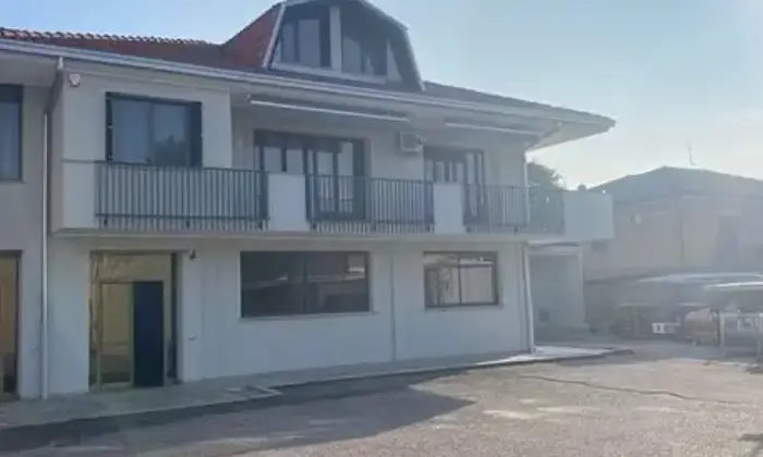 Rexer-Oleggio-Elegante-Stabile-in-vendita-a-OLEGGIO-NO-Terrazzo