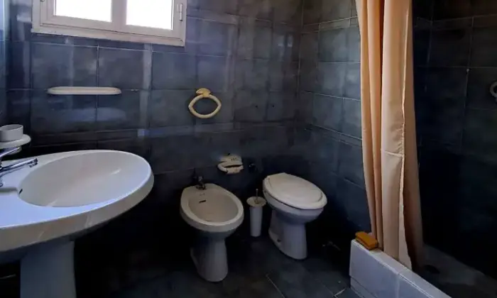 Rexer-Tempio-Pausania-Appartamento-su-due-piani-in-vendita-in-piazza-del-Carmine-Bagno