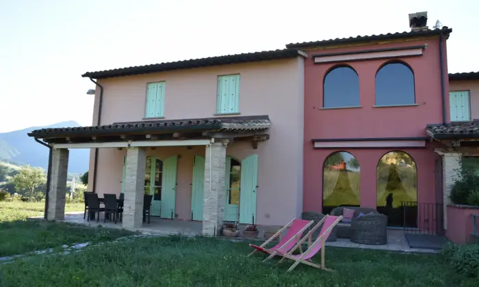 Rexer-Cagli-Incantevole-casa-vacanze-con-piscina-nelle-Marche-Giardino