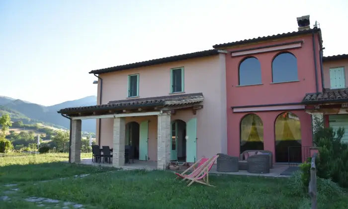 Rexer-Cagli-Incantevole-casa-vacanze-con-piscina-nelle-Marche-Giardino