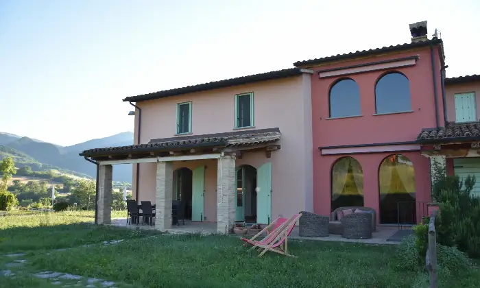 Rexer-Cagli-Incantevole-villa-con-piscina-nelle-Marche-Giardino