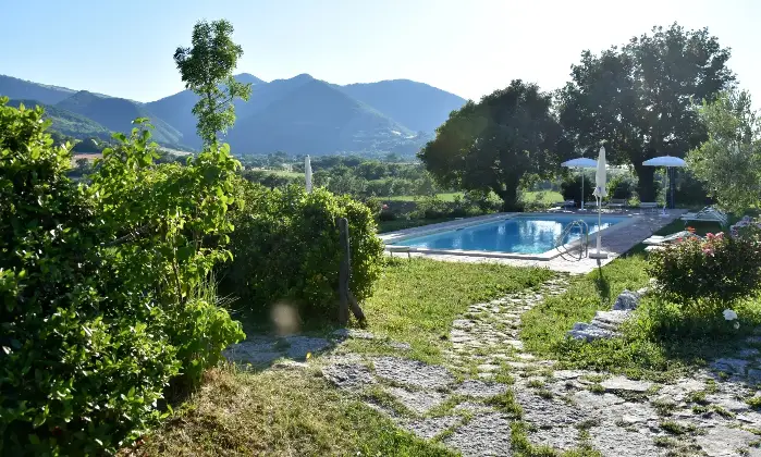 Rexer-Cagli-Incantevole-villa-con-piscina-nelle-Marche-Giardino