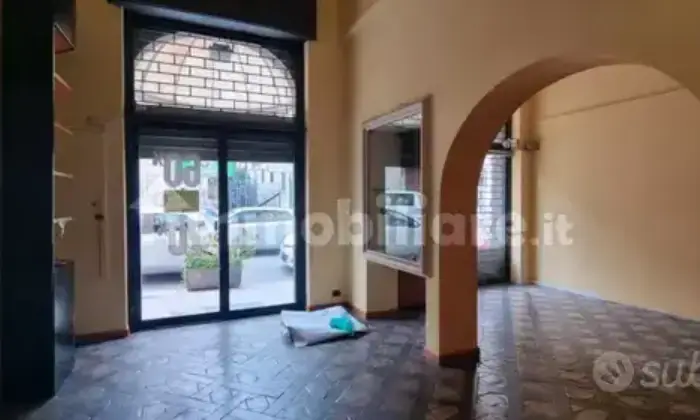 Rexer-Messina-Locale-commerciale-due-luci-su-strada-con-piano-cantinato-Altro