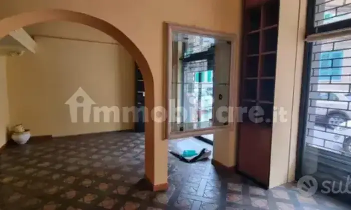 Rexer-Messina-Locale-commerciale-due-luci-su-strada-con-piano-cantinato-Altro