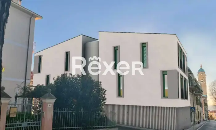 Rexer-SANREMO-Trilocale-ultimo-piano-con-box-Giardino