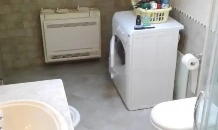 Rexer-Toirano-Mansarda-in-vendita-in-largo-Sgorini-Centro-Toirano-BAGNO