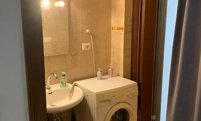 Rexer-Brindisi-LOCALE-COMMERCIALE-DI-MQ-CON-WC-VETRINA-DOPPIA-SERRANDA-Bagno