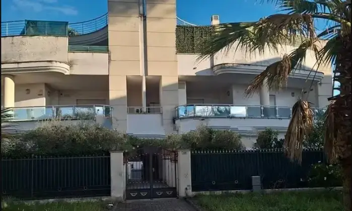 Rexer-Latina-Vendesi-appartamento-tipo-villa-Giardino