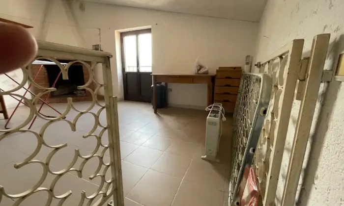 Rexer-Sangineto-Appartamento-due-livelli-vicino-Piazza-Caduti-abitabile-con-cantina-Cucina