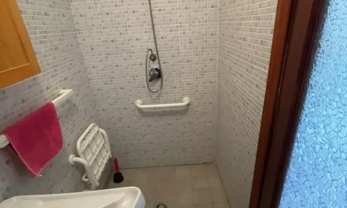Rexer-Sangineto-Appartamento-due-livelli-vicino-Piazza-Caduti-abitabile-con-cantina-Bagno