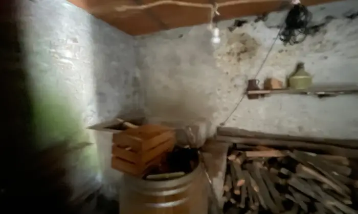 Rexer-Sangineto-Appartamento-due-livelli-vicino-Piazza-Caduti-abitabile-con-cantina-Cantina