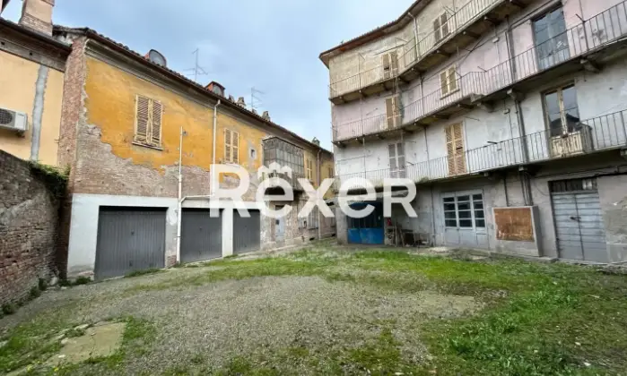 Rexer-TORTONA-Caseggiato-residenziale-con-negozi-a-pochi-passi-dal-centro-di-Tortona-Garage