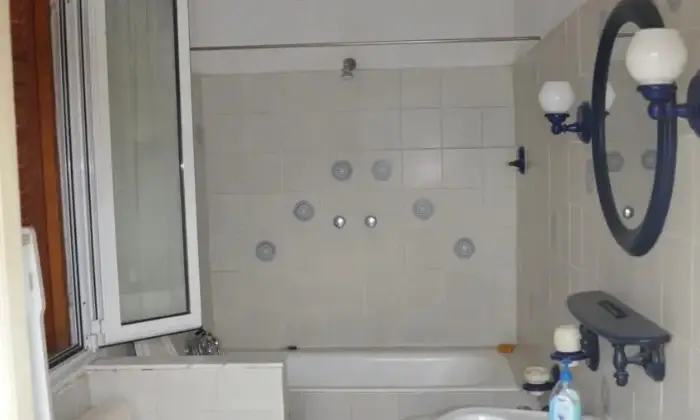 Rexer-Beverino-Vendesi-casa-semiindipendente-a-Cavanella-Vara-Bagno