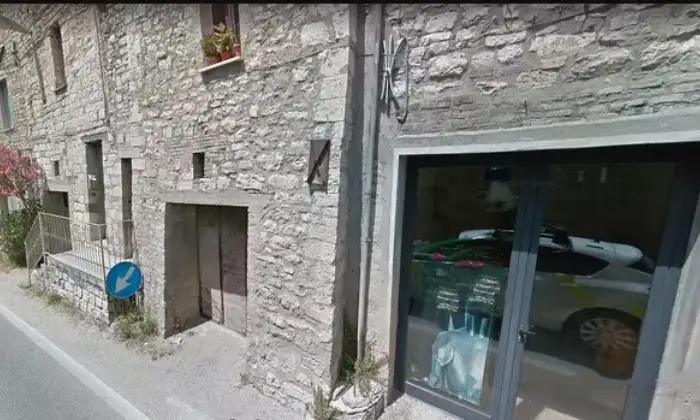 Rexer-Gubbio-Locale-commerciale-in-frazione-Semonte-a-Gubbio-Altro