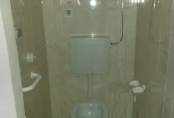 Rexer-Brindisi-Centro-Locale-Commerciale-o-Studio-Medico-mq-Bagno