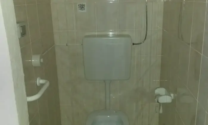 Rexer-Brindisi-Centro-Locale-Commerciale-o-Studio-Medico-mq-Bagno