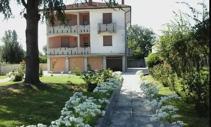 Rexer-Sermide-Intero-fabbricato-da-cielo-a-terra-con-terreno-Giardino